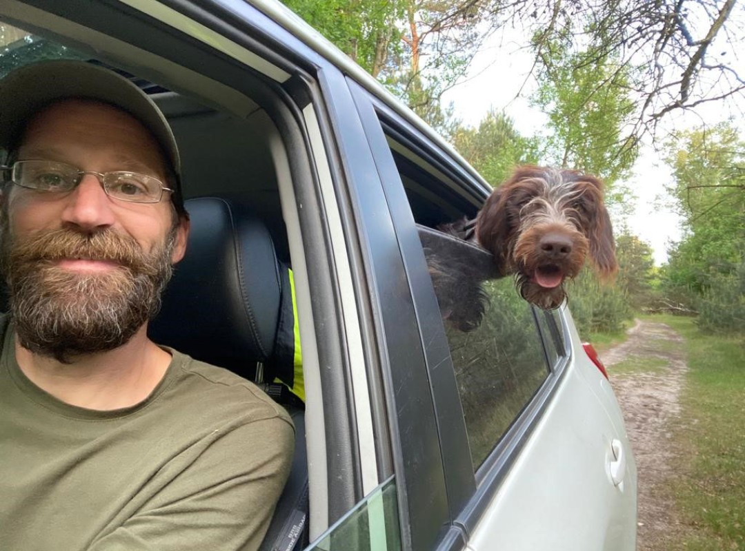 Wouter in de auto met zijn hond