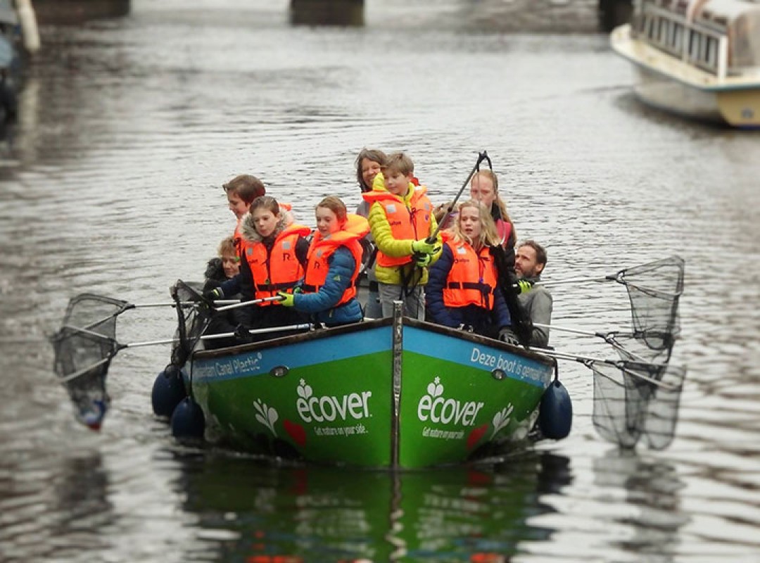 De Skôn Schip-brigade in actie op het water. Goed bezig MikMakkers!