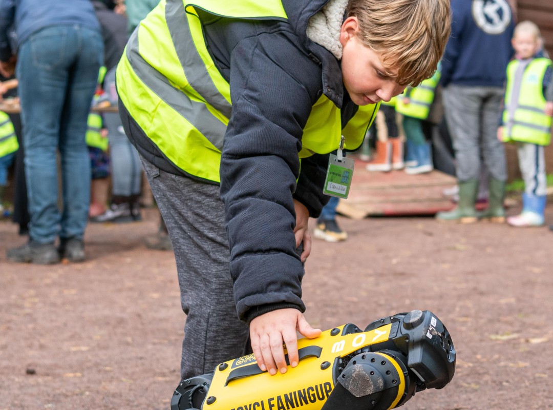 Mikmakker raakt een robothond aan