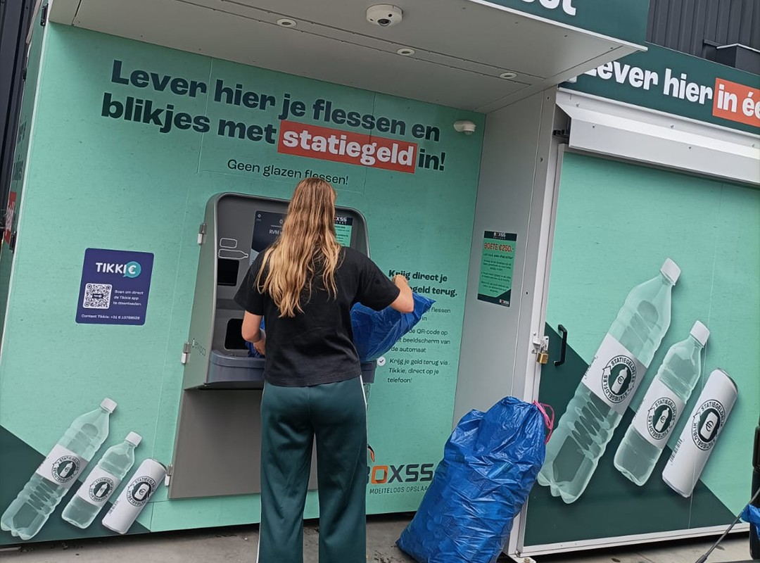 Vrouw levert statigeld in