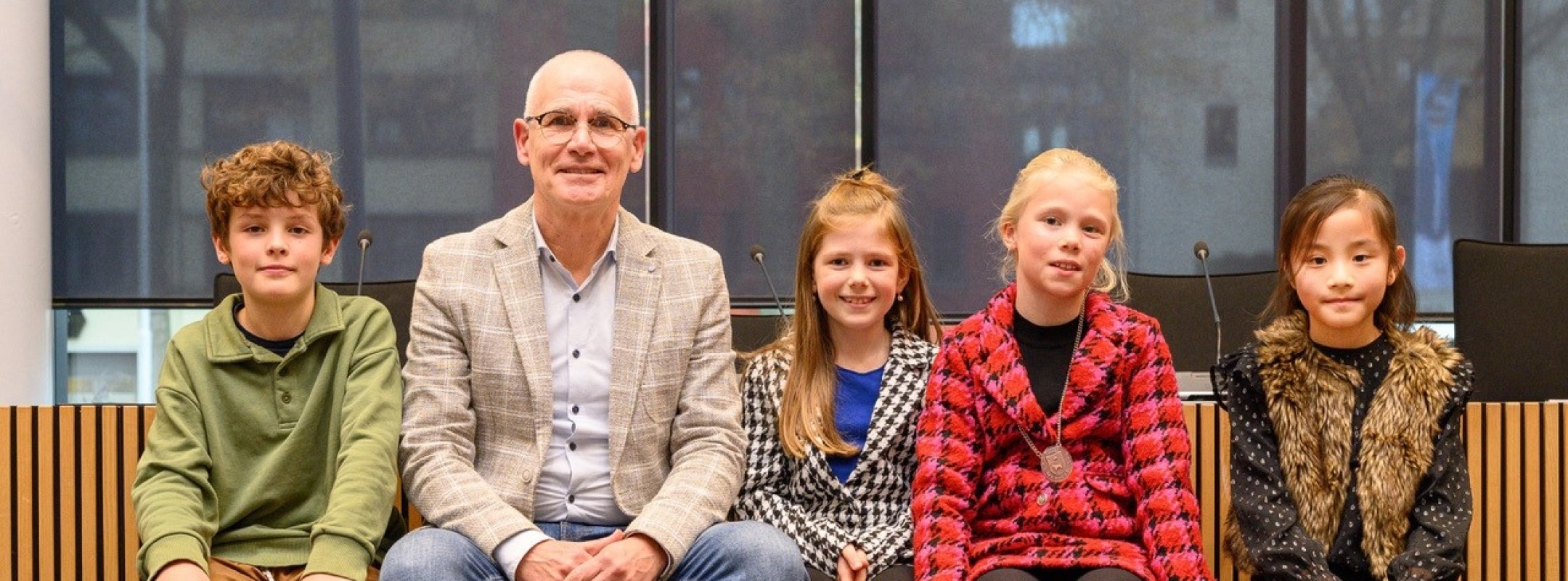 Jeugdcollege met wethouder op de foto