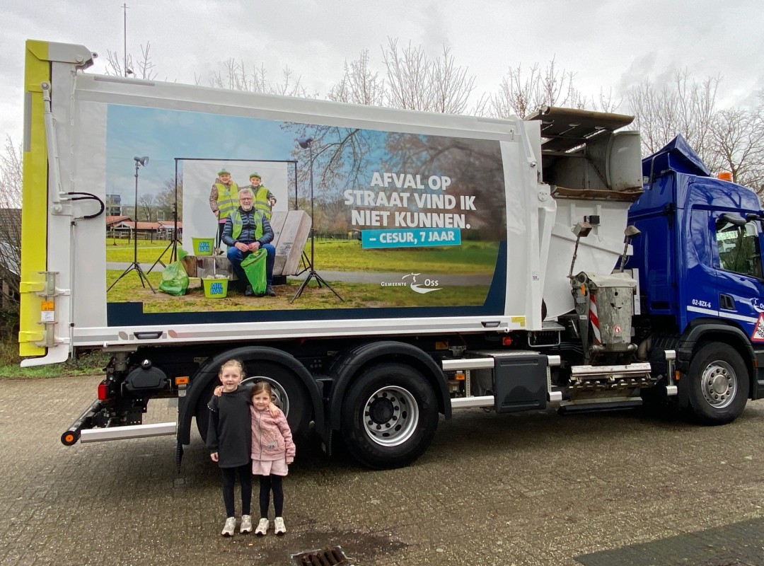 twee meiden bij de vuilniswagen