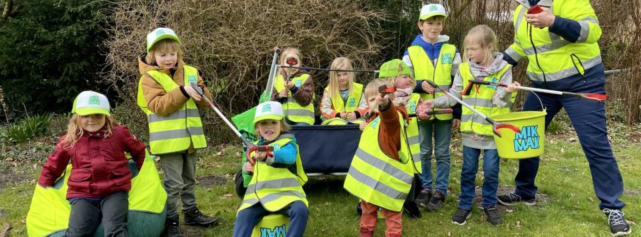 Groep mikmakkers in het bos 