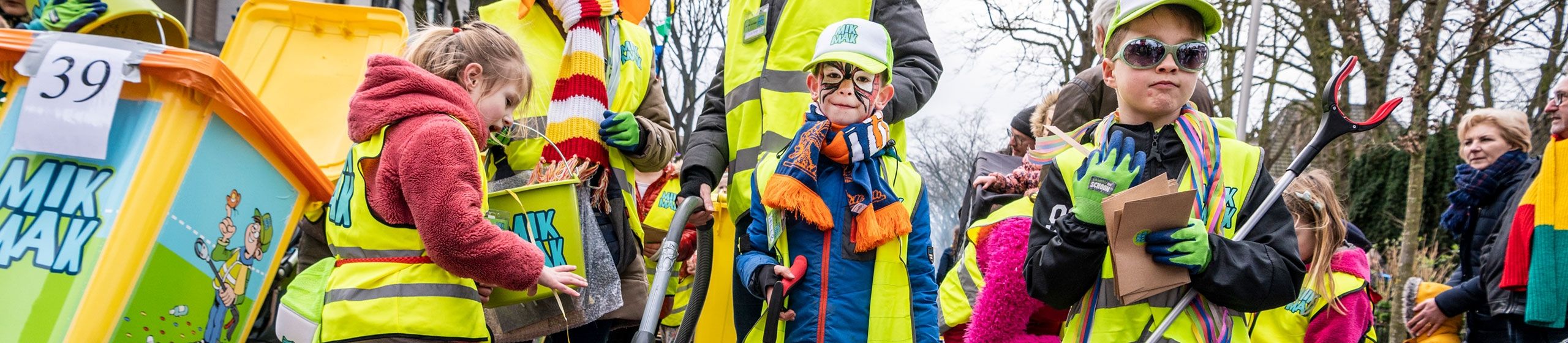 MikMakkers aan het carnavallen met hun afvalprikkers in de hand