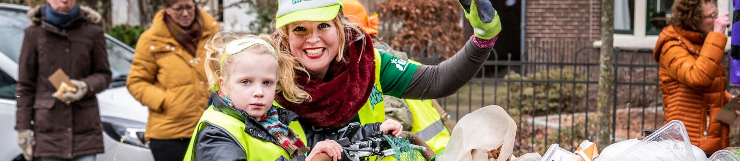 Jonge MikMakker samen met haar begeleidster