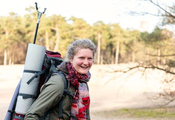 Hedwig Fossen lachend in het bos