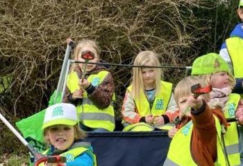 groep mikmakkers in het bos 