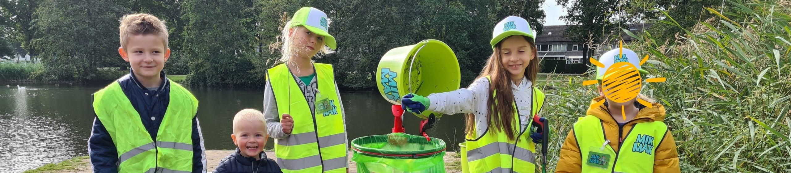groep mikmakkers voor de vijver