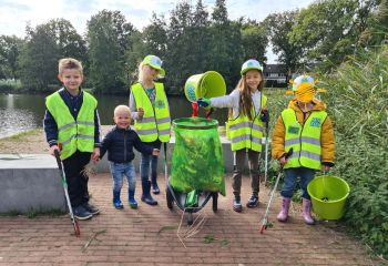 groep mikmakkers voor de vijver