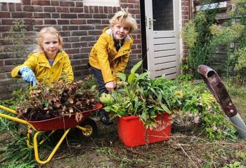 Afbeelding van twee kinderen die meedoen met Struikrovers