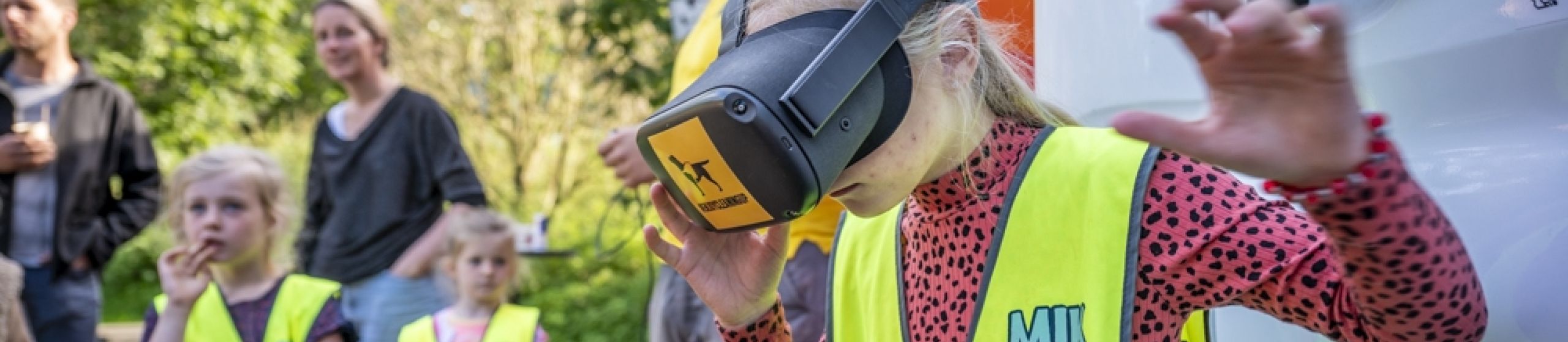 MikMakker met VR-headset op