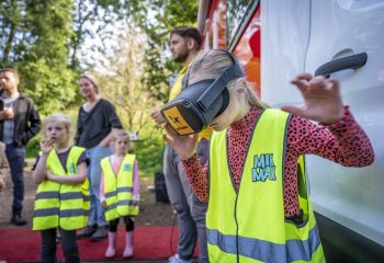 MikMakker met VR-headset op