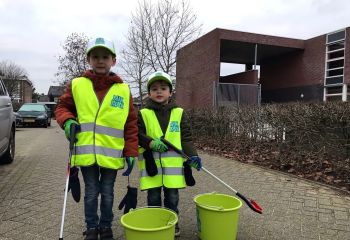 twee mikmakkers met het hesje en de prikker