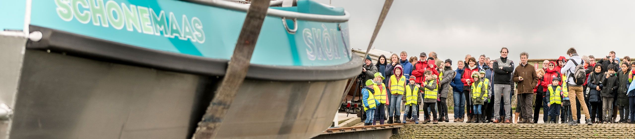 MikMakkers aan toekijken hoe de boot ter water komt!