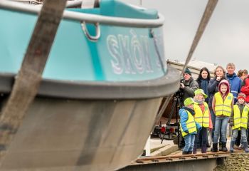 MikMakkers aan toekijken hoe de boot ter water komt!