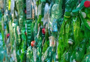 Stapels plastic flessen