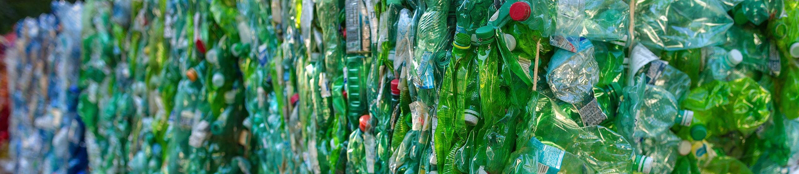 Stapels plastic flessen