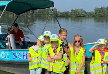Skòn Schip-vrijwilligers samen met MikMakkers voor de boot