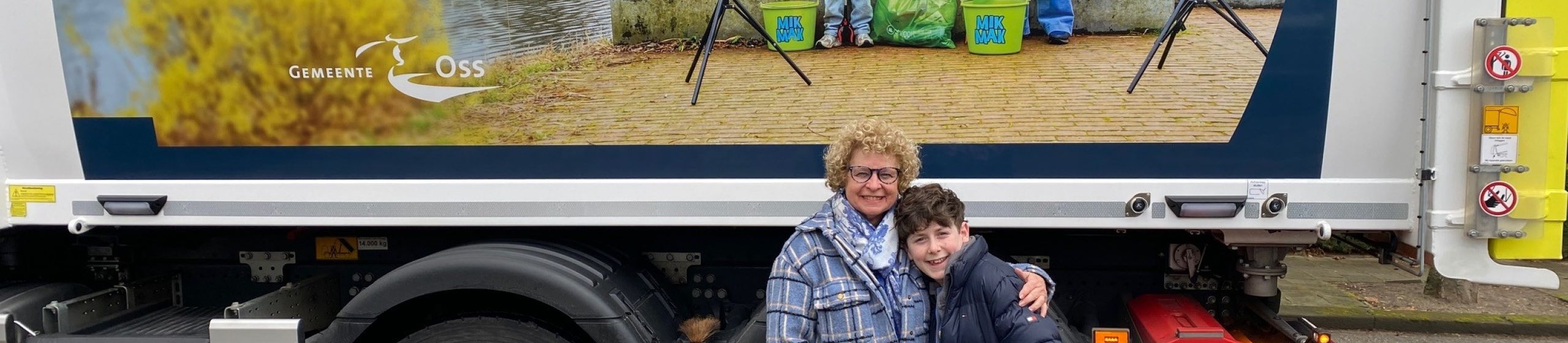 mensen bij de inzamelvoertuig