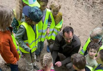 Boswachter Wouter legt uit wat ze gevonden hebben in de bossen