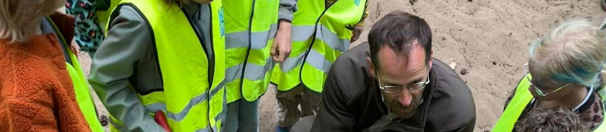 Boswachter Wouter legt uit wat ze gevonden hebben in de bossen